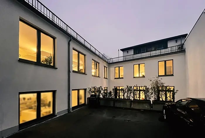 vierviertel_A10_Hof_atmo_Fenster_unscharf_700px
